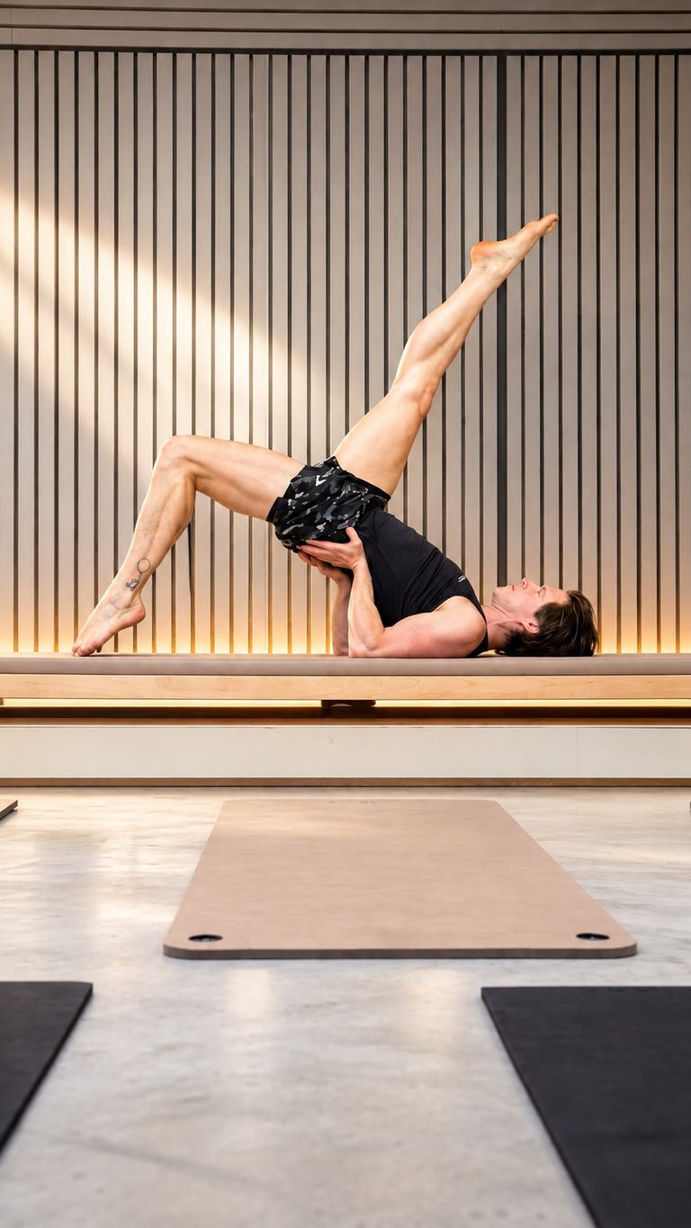 Jimmy Zeehandelaar voert een BASI advanced repertoire mat oefening uit.